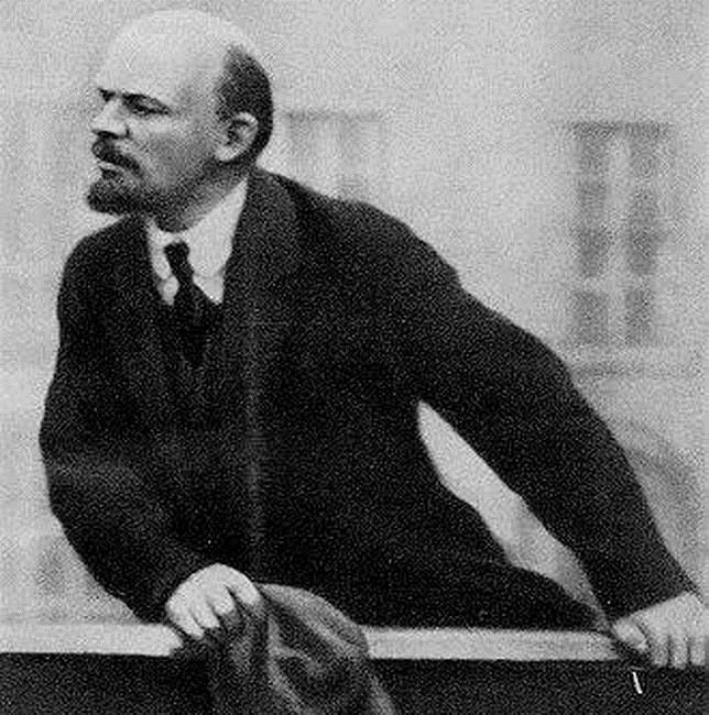В.И.Ленин в эти дни 1917 года...