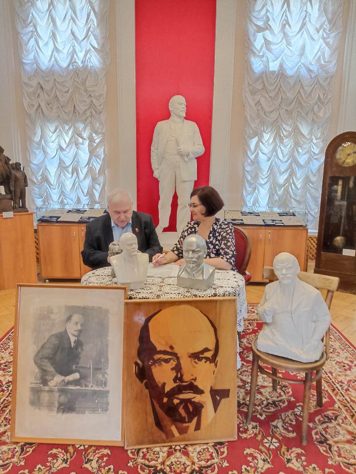 Новые экспонаты переданы в дар Дом-музею В.И. Ленина